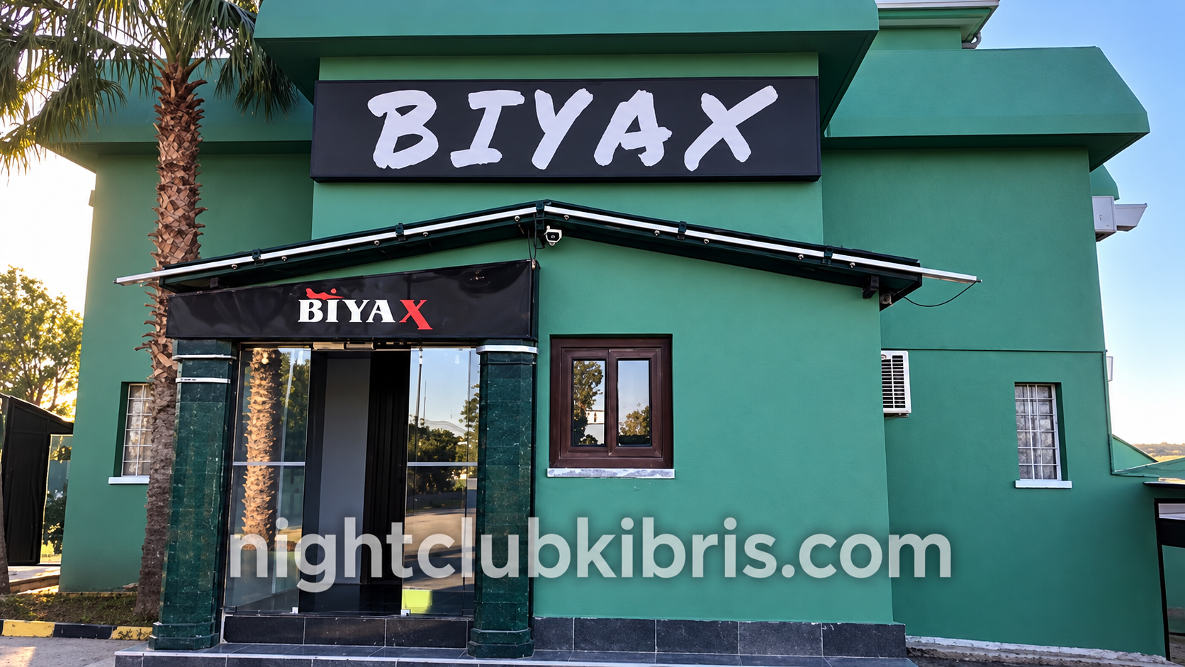 Biyax Night Club Alayköy binası, giriş bölümü ve Biyax tabelası